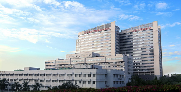 我司為暨南（nán）大學附屬第（dì）一（yī）醫院（廣州（zhōu）華僑醫院）手術室初中高效空調過（guò）濾器更換項目順利完（wán）工